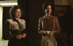  Megan Hilty and Janine Turner  Photo