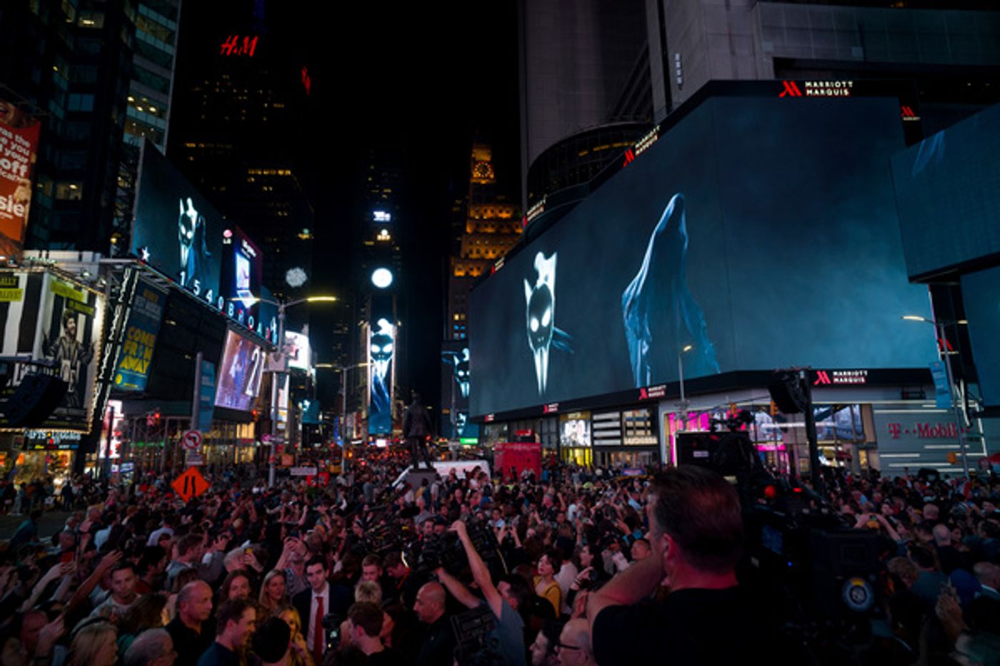 Photos/Video: HARRY POTTER AND THE CURSED CHILD Takes Over Times Square For All New Promo Photos/Video: HARRY POTTER AND THE CURSED CHILD Takes Over Times Square For All New Promo Image