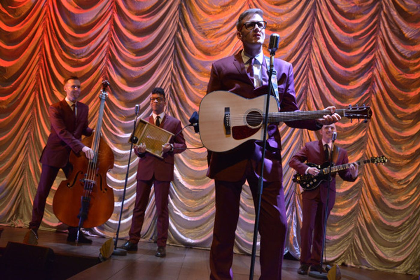 Photo Flash: First Look at ONE MAN, TWO GUVNORS at Derby Theatre  Image