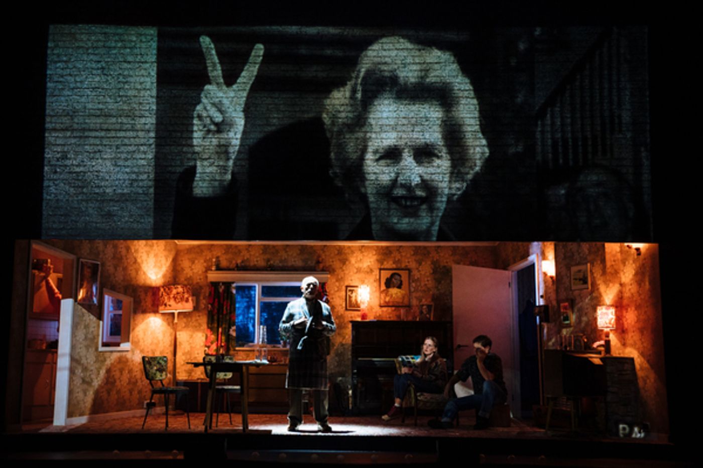 Photo Flash: Shane Richie, Diana Vickers And Sara Crowe Star In John Osborne's THE ENTERTAINER  Image