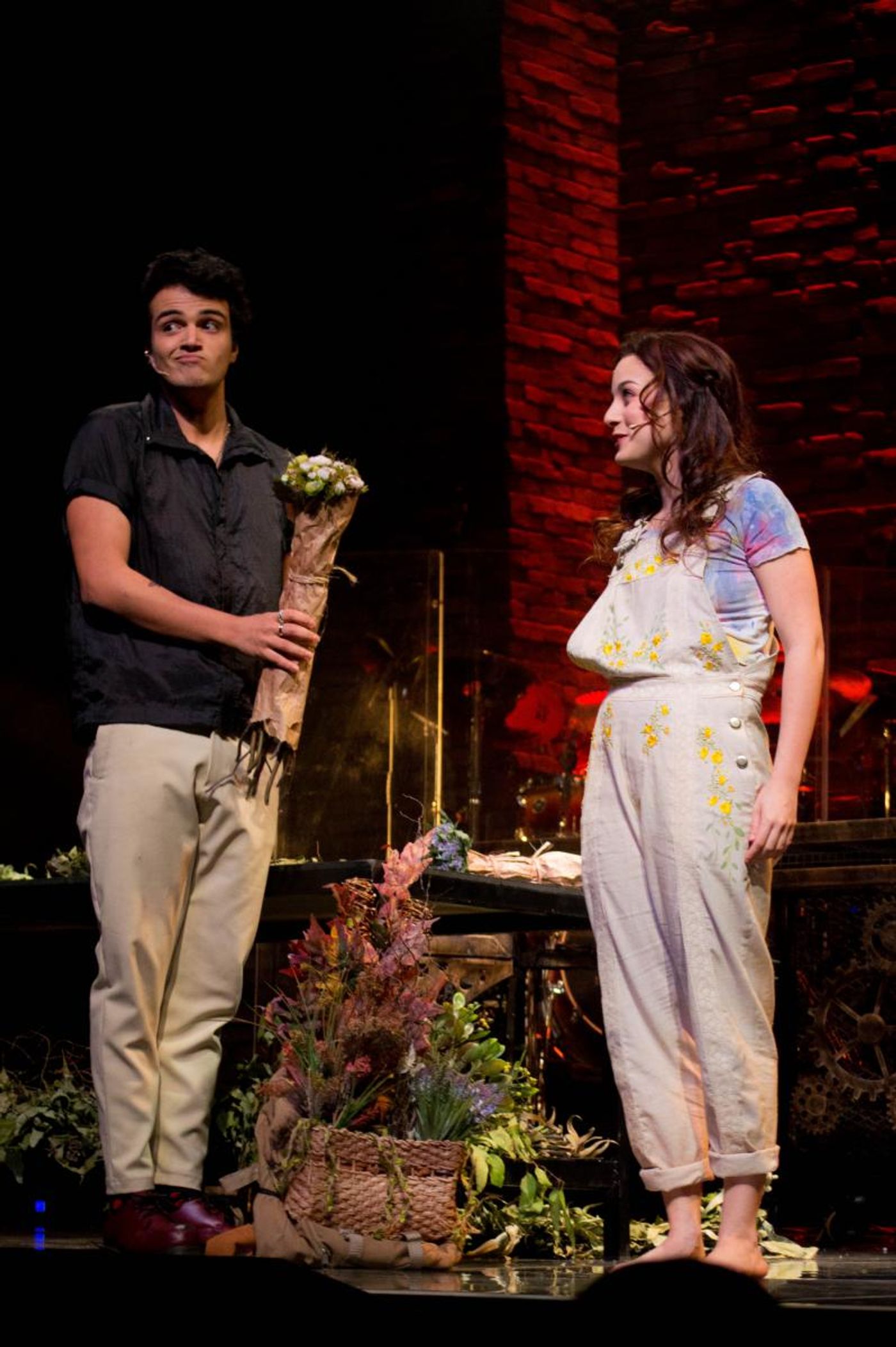 Review: With Songs by Luan Santana and Talking About The Importance of Music and Love, Musical ISSO QUE E AMOR Opens in SP  Image