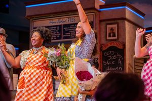 Jordin Sparks and the cast of Waitress Photo