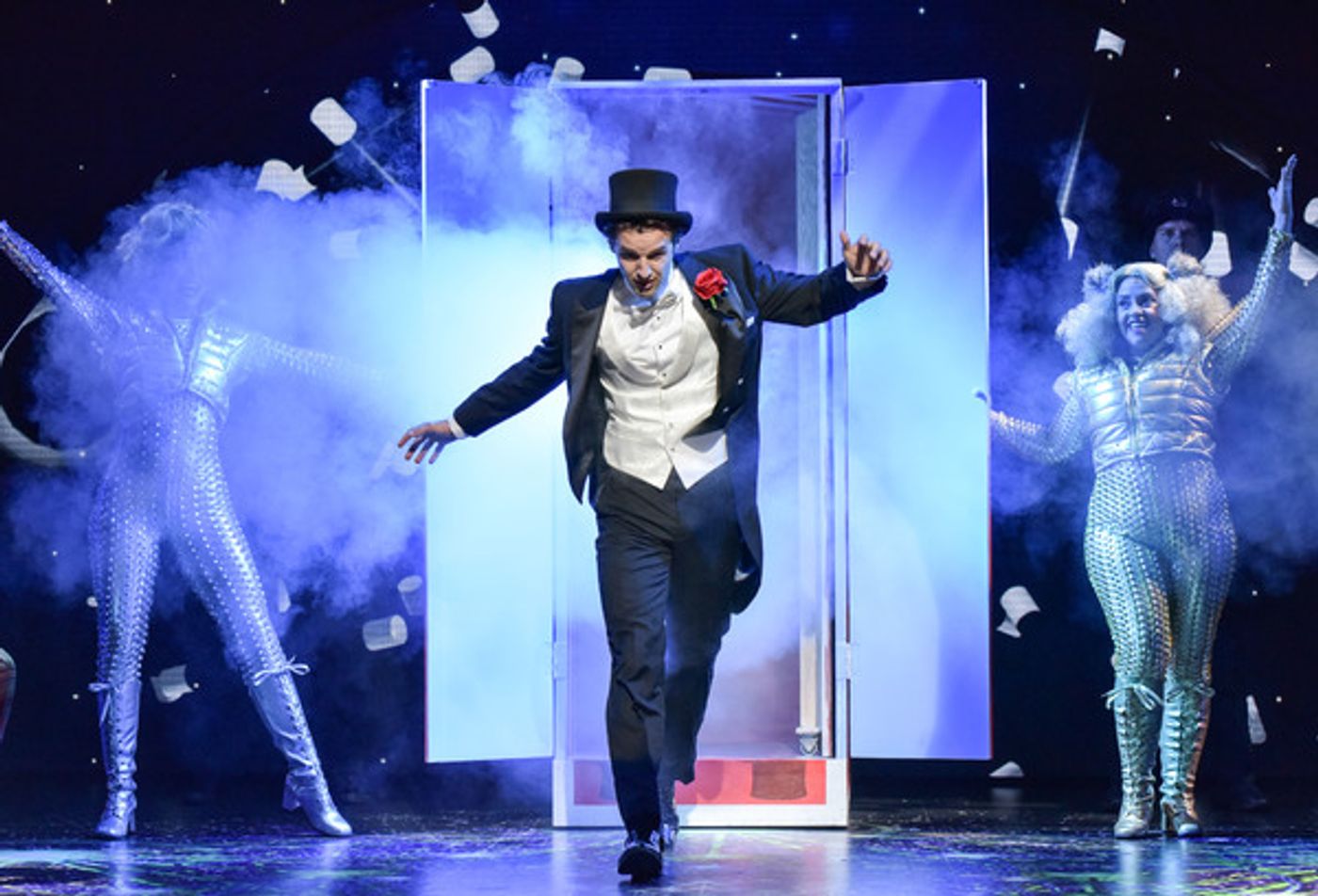 Photo Flash: Mischief Theatre Presents MAGIC GOES WRONG  Image