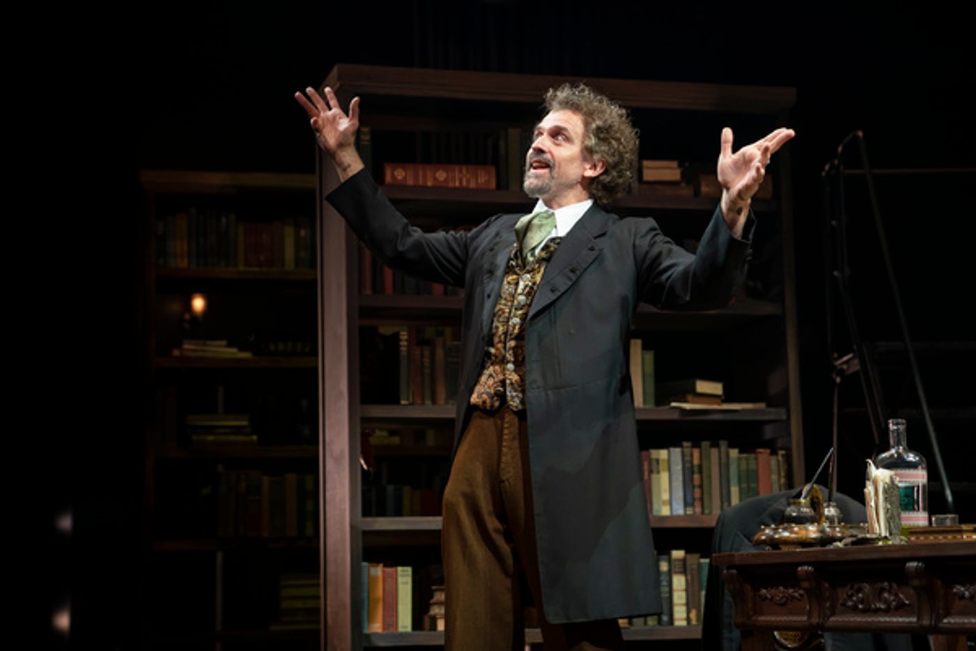 Photo Flash: A First Look At BERNHARDT/HAMLET At Goodman Theatre  Image