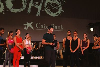 Antonio Banderas con el elenco de A CHORUS LINE Photo