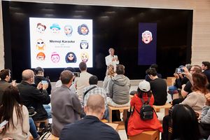 HADESTOWN star and 2019 Tony Award winner Andre De Shields performs Memoji Karaoke at Apple Fifth Avenue in New York on September 20, 2019. Photo courtesy of Apple @ BroadwayWorld HADESTOWN star and 2019 Tony Award winner Andre De Shields performs Memoji Karaoke at Photo