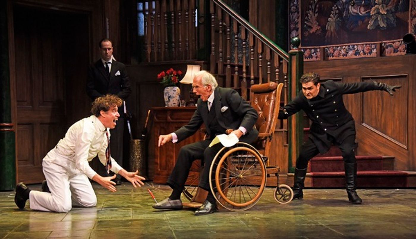 Photo/Video: First Look at THE MAN IN THE WHITE SUIT  Image