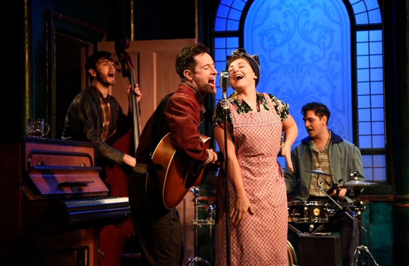 Photo/Video: First Look at THE MAN IN THE WHITE SUIT  Image