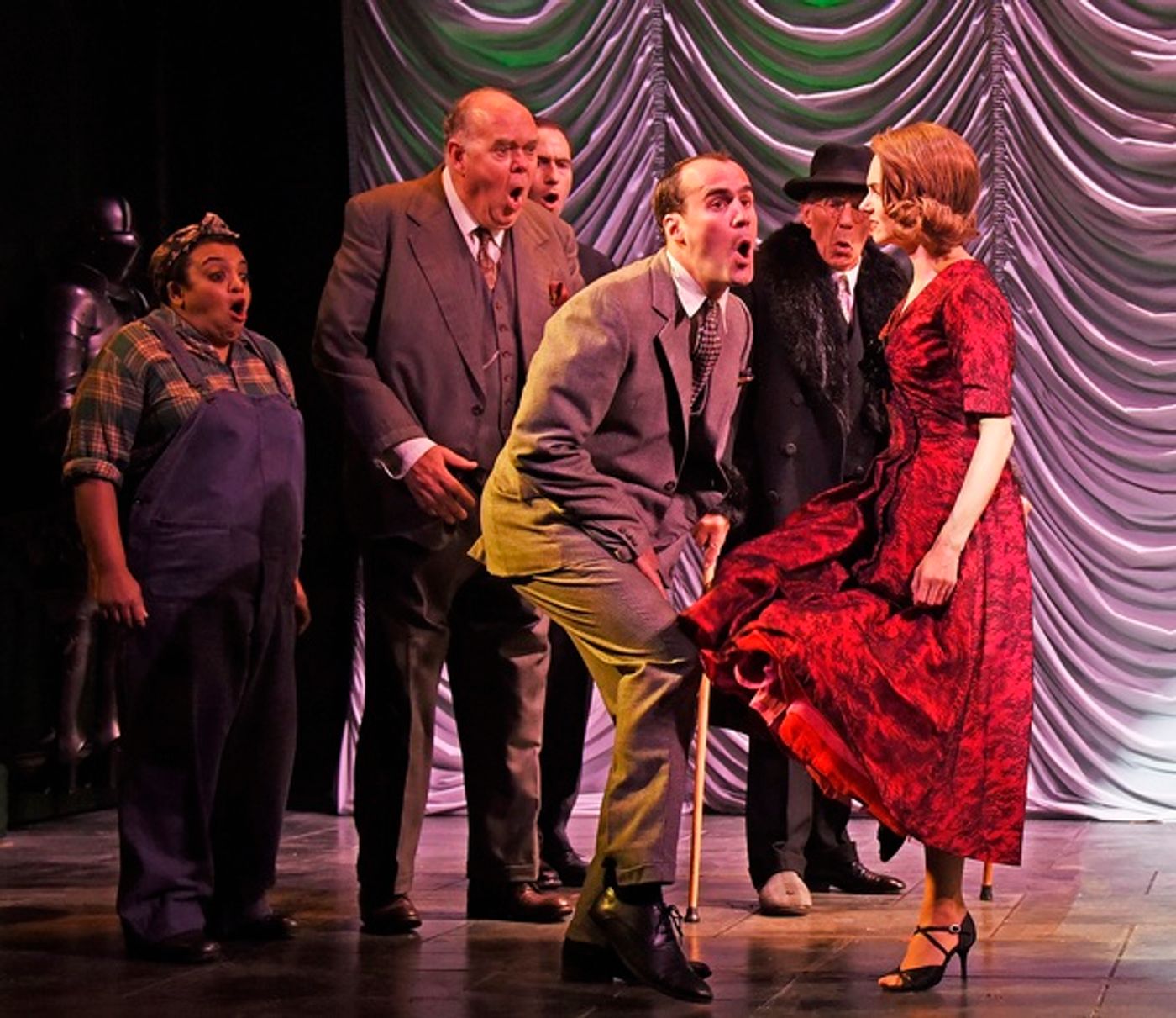 Photo/Video: First Look at THE MAN IN THE WHITE SUIT  Image