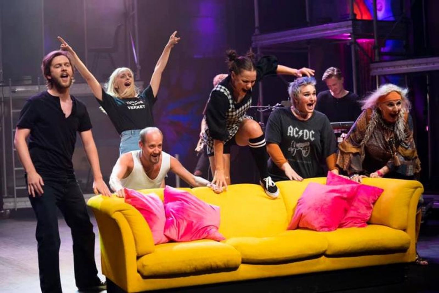 Review: IDYLL at Lillestrøm Kultursenter - Idyllic Performances Makes the Show Review: IDYLL at Lillestrøm Kultursenter - Idyllic Performances Makes the Show Image