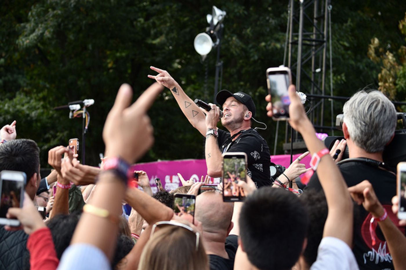 Photo Flash: Queen + Adam Lambert, Carole King, Alicia Keys, Kelly Clarkson, and More at the Global Citizen Festival  Image