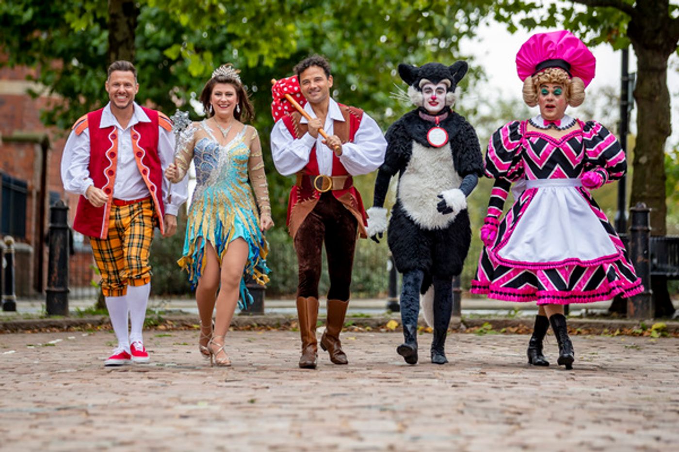 Photo Flash: Wolverhampton's DICK WHITTINGTON Stars Arrive In Town On London Red Bus  Image