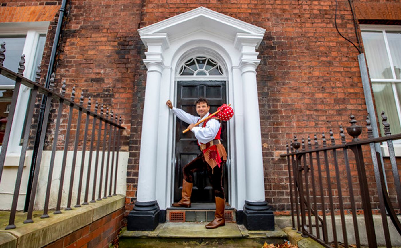 Photo Flash: Wolverhampton's DICK WHITTINGTON Stars Arrive In Town On London Red Bus  Image