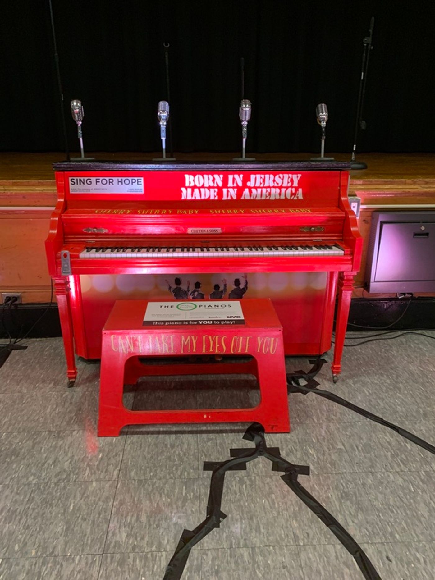 BWW Exclusive: JERSEY BOYS Cast Travels to Staten Island to Deliver Sing for Hope Piano to Local School  Image