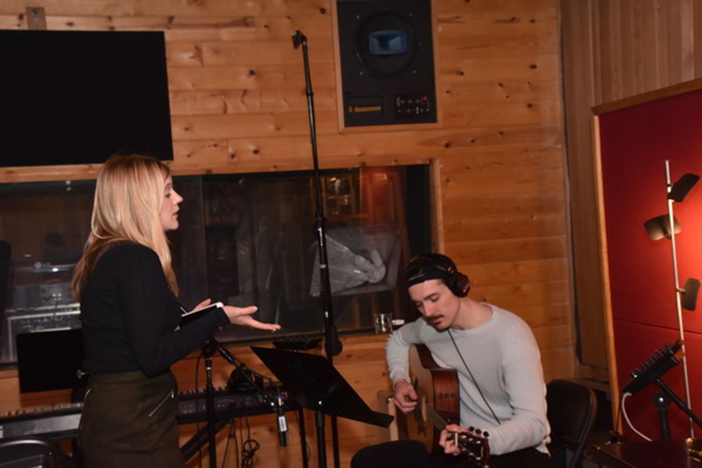 BWW Exclusive: FROZEN Cast Goes Acoustic for Carols for A Cure  Image
