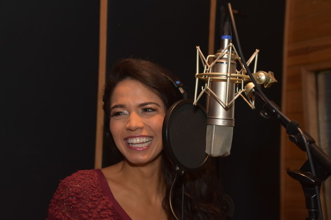 BWW Exclusive: Arielle Jacobs and the Cast of ALADDIN Get December Feels on Carols For A Cure  Image