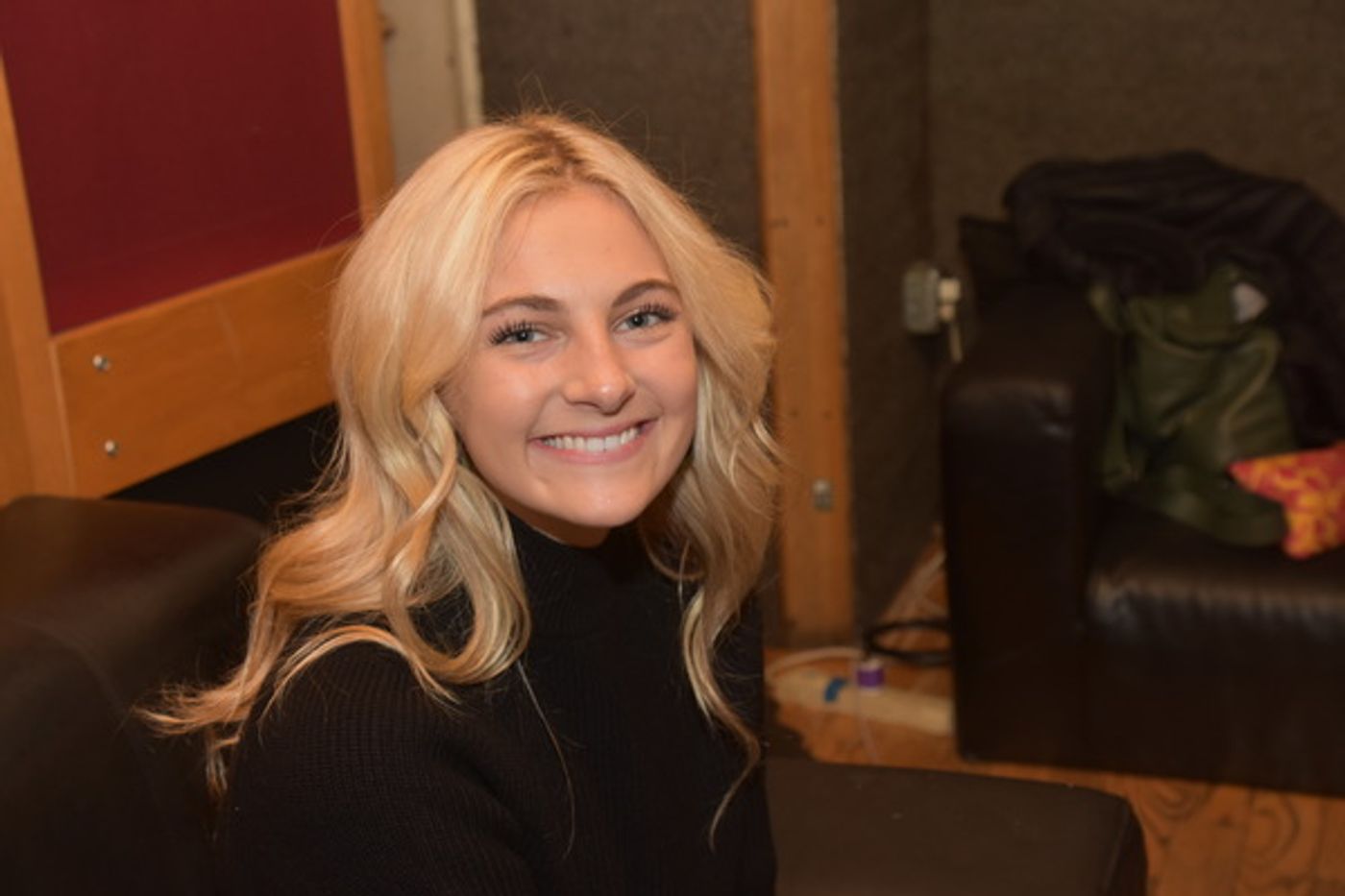 BWW Exclusive: Arielle Jacobs and the Cast of ALADDIN Get December Feels on Carols For A Cure  Image