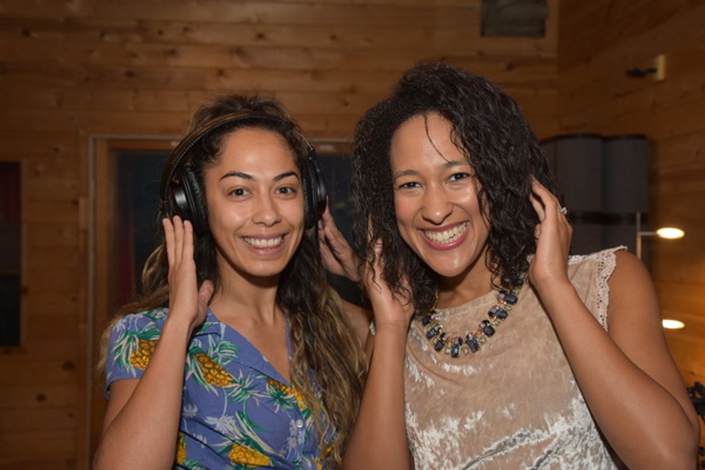 BWW Exclusive: Arielle Jacobs and the Cast of ALADDIN Get December Feels on Carols For A Cure  Image