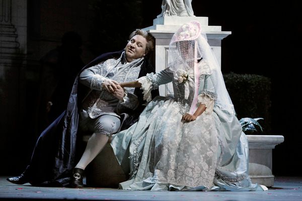 Levente MolnÃ¡r as Count Almaviva and Nicole Heaston as the Countess (in disguise a Photo