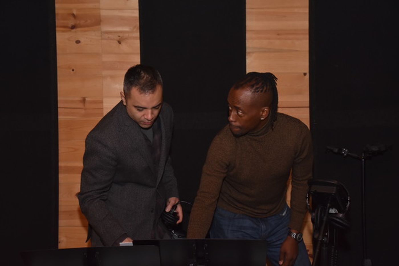 BWW Exclusive: AIN'T TOO PROUD Celebrates the Season by Singing 'Carols For A Cure'  Image