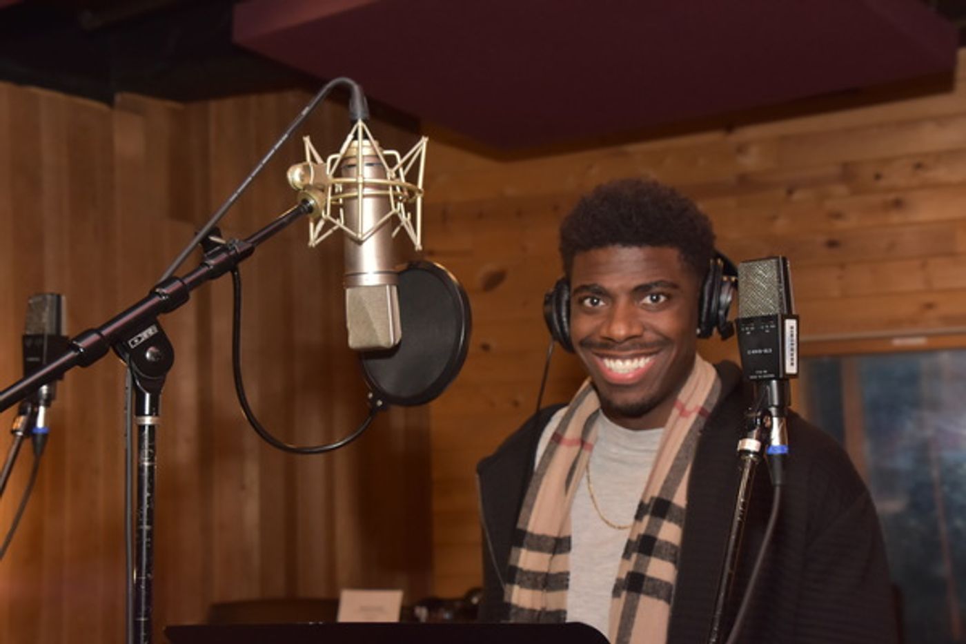 BWW Exclusive: AIN'T TOO PROUD Celebrates the Season by Singing 'Carols For A Cure'  Image