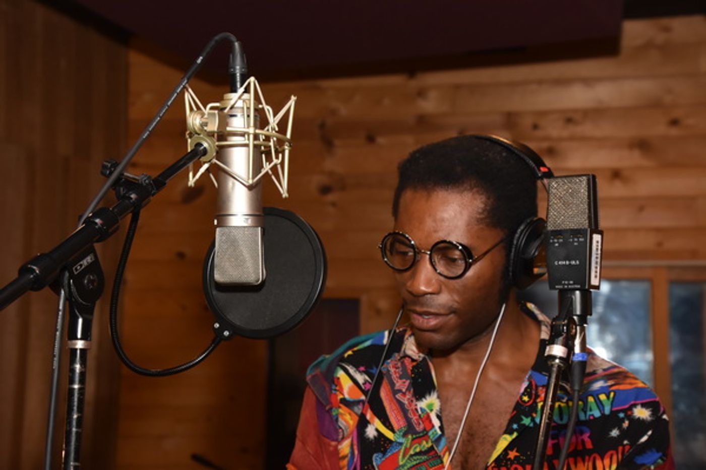 BWW Exclusive: AIN'T TOO PROUD Celebrates the Season by Singing 'Carols For A Cure'  Image