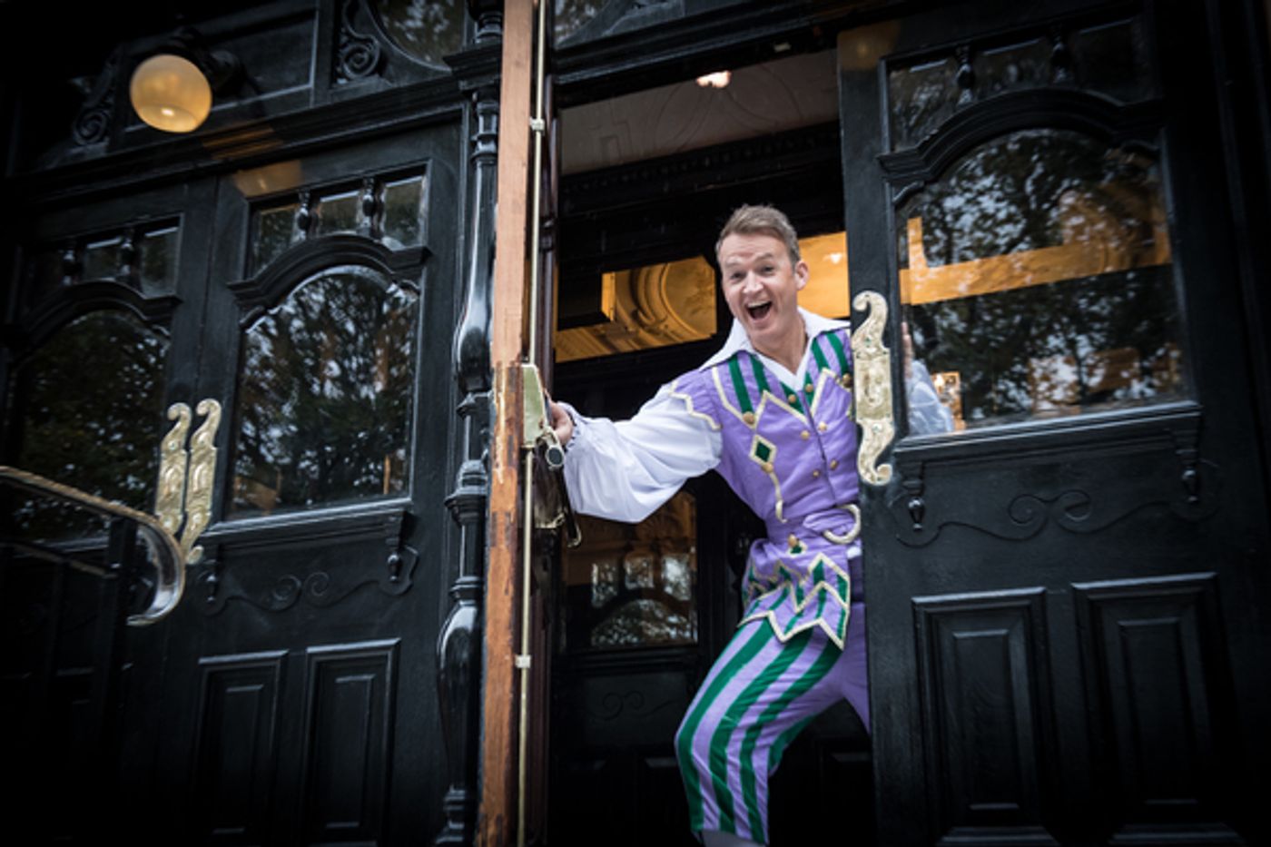 Photo Flash: First Look at Jo Brand in SNOW WHITE at Richmond Theatre  Image