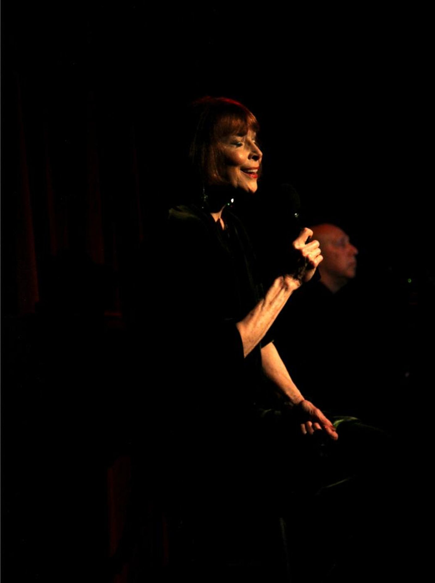 Review: KAREN AKERS brings Legendary Style to The Beach Cafe  Image