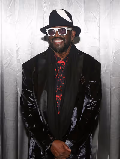 NEW YORK, NEW YORK - OCTOBER 30: (EXCLUSIVE COVERAGE) Otis Williams poses as the cast Photo