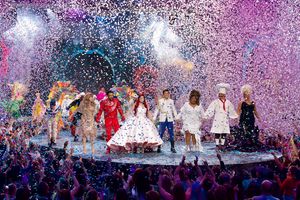 JODI BENSON, SHAGGY, AULI’I CRAVALHO, GRAHAM PHILLIPS, AMBER RILEY, JOHN STAMOS, QUEEN LATIFAH @ BroadwayWorld JODI BENSON, SHAGGY, AULI’I CRAVALHO, GRAHAM PHILLIPS, AMBER RILEY, JOHN STAMO Photo