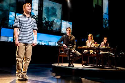 Sam Tutty (Evan Hansen), Rupert Young (Larry Murphy), Lauren Ward (Cynthia Murphy, Lu Photo