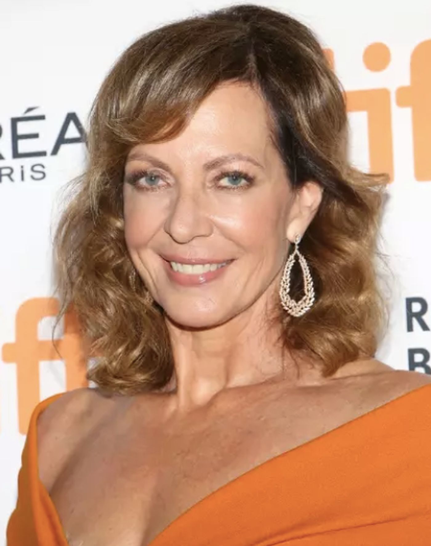 Wake Up With BWW 11/19: A BRIGHT ROOM CALLED DAY Opens at the Public, and More!  Image