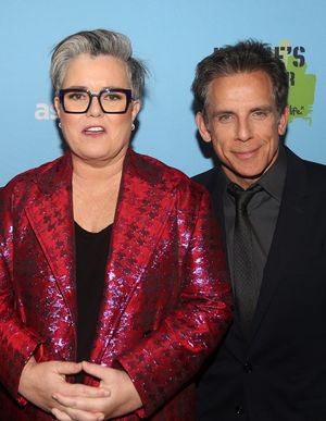 NEW YORK, NEW YORK - NOVEMBER 18: Rosie O'Donnell and Honoree Ben Stiller pose at the Photo