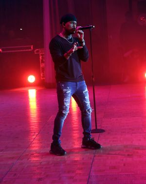 NEW YORK, NEW YORK - NOVEMBER 18: Ne-Yo performs at the 2019 Rosie's Theater Kids Fal Photo