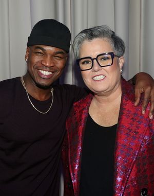 NEW YORK, NEW YORK - NOVEMBER 18: (EXCLUSIVE COVERAGE) Ne-Yo and Rosie O'Donnell pose Photo