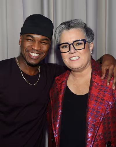 NEW YORK, NEW YORK - NOVEMBER 18: (EXCLUSIVE COVERAGE) Ne-Yo and Rosie O'Donnell pose Photo