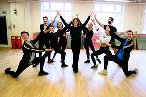 James Wakeling, Joseph Roberts, Amy Murchison, Chloe Lindsay, Julie Paton, Georgia Curtis, Holly Vernon Harcourt, Stylianos Hadjisavvas, Louis Geirnaert @ BroadwayWorld James Wakeling, Joseph Roberts, Amy Murchison, Chloe Lindsay, Julie Paton, Georgia Cu Photo