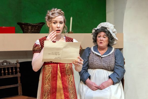 Brittni Barger, Stephanie McVay
 Photo