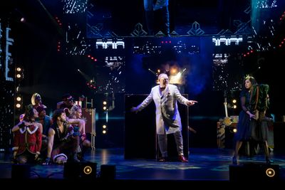 Kevin James and the Cast of The Illusionists â€“ Magic of the Holidays Photo