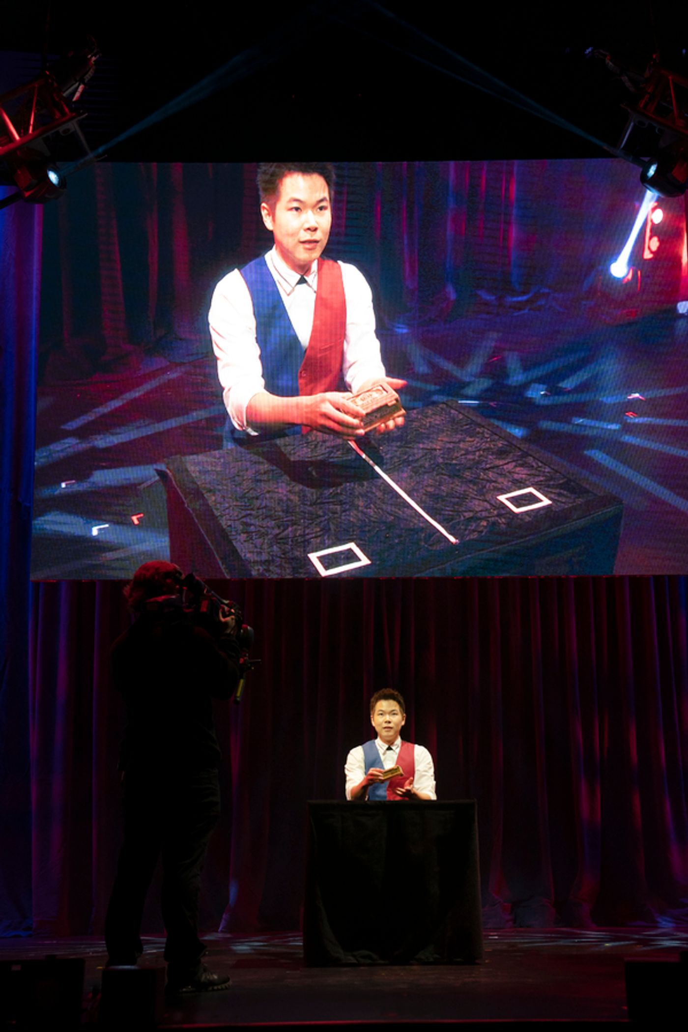 Photo Flash: Take a Look at Production Photos From THE ILLUSIONISTS - MAGIC OF THE HOLIDAYS  Image