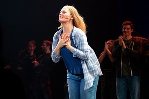 Elizabeth Stanley @ BroadwayWorld Elizabeth Stanley Photo