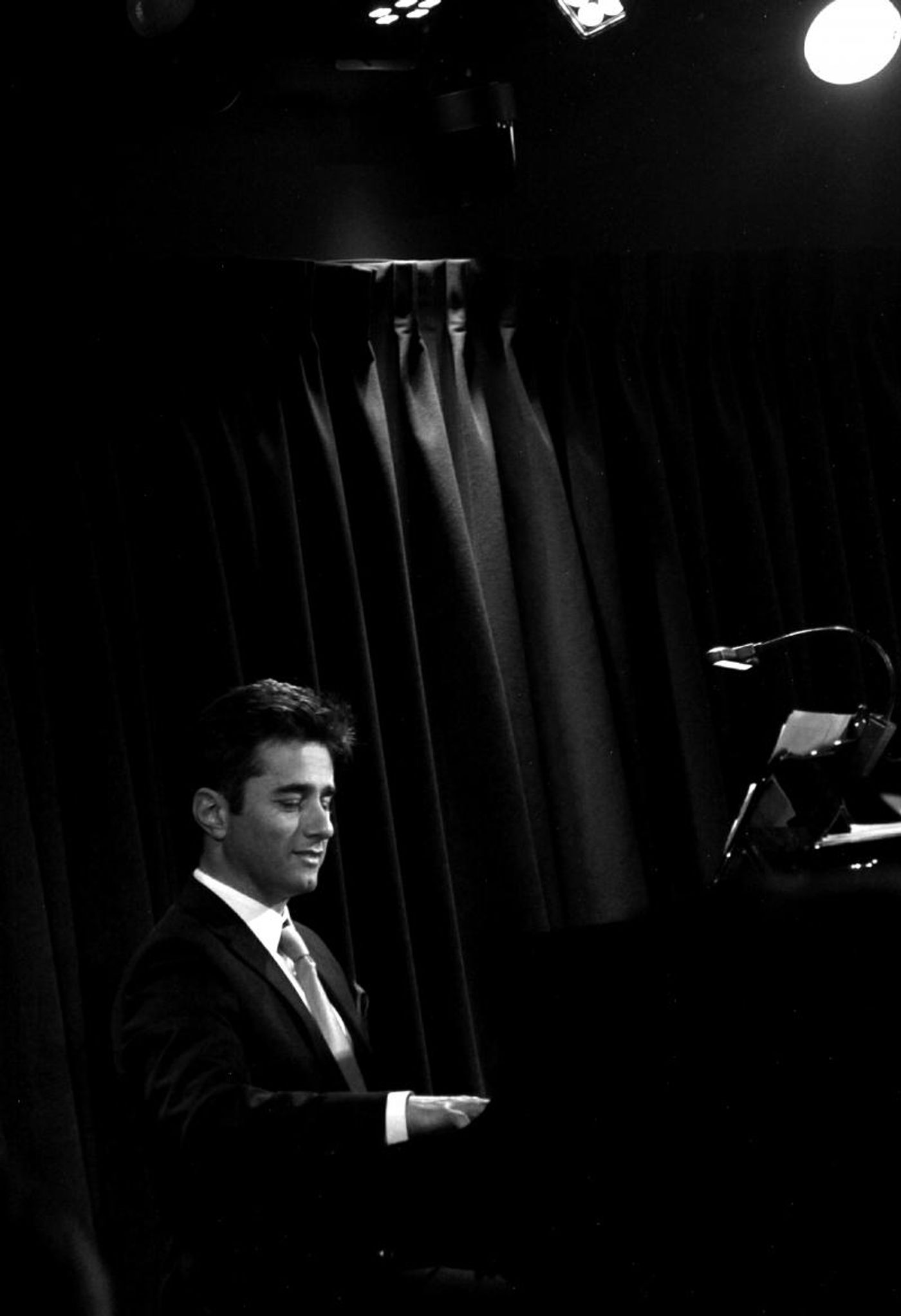 Review: Charlie Romo Gets The Joint Jumpin' with CAROLING AND CROONING at The Green Room 42  Image