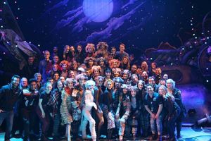 Celine Dion and the cast of CATS Photo