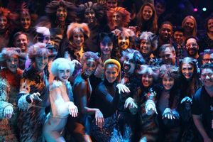 Celine Dion and the cast of CATS Photo