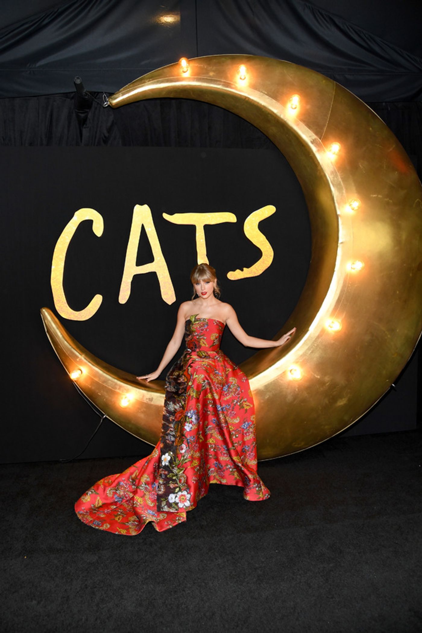 Photo Flash: See Taylor Swift, Jennifer Hudson, James Corden, & More at the Premiere of CATS!  Image