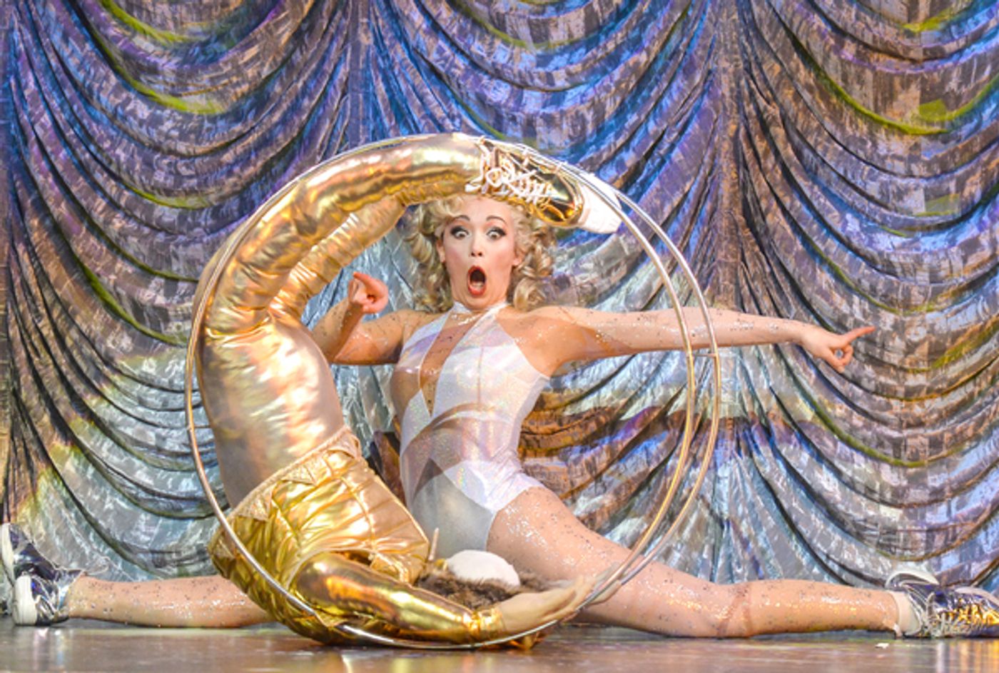 Photo Flash: First Look at MAGIC GOES WRONG at the Vaudeville Theatre  Image