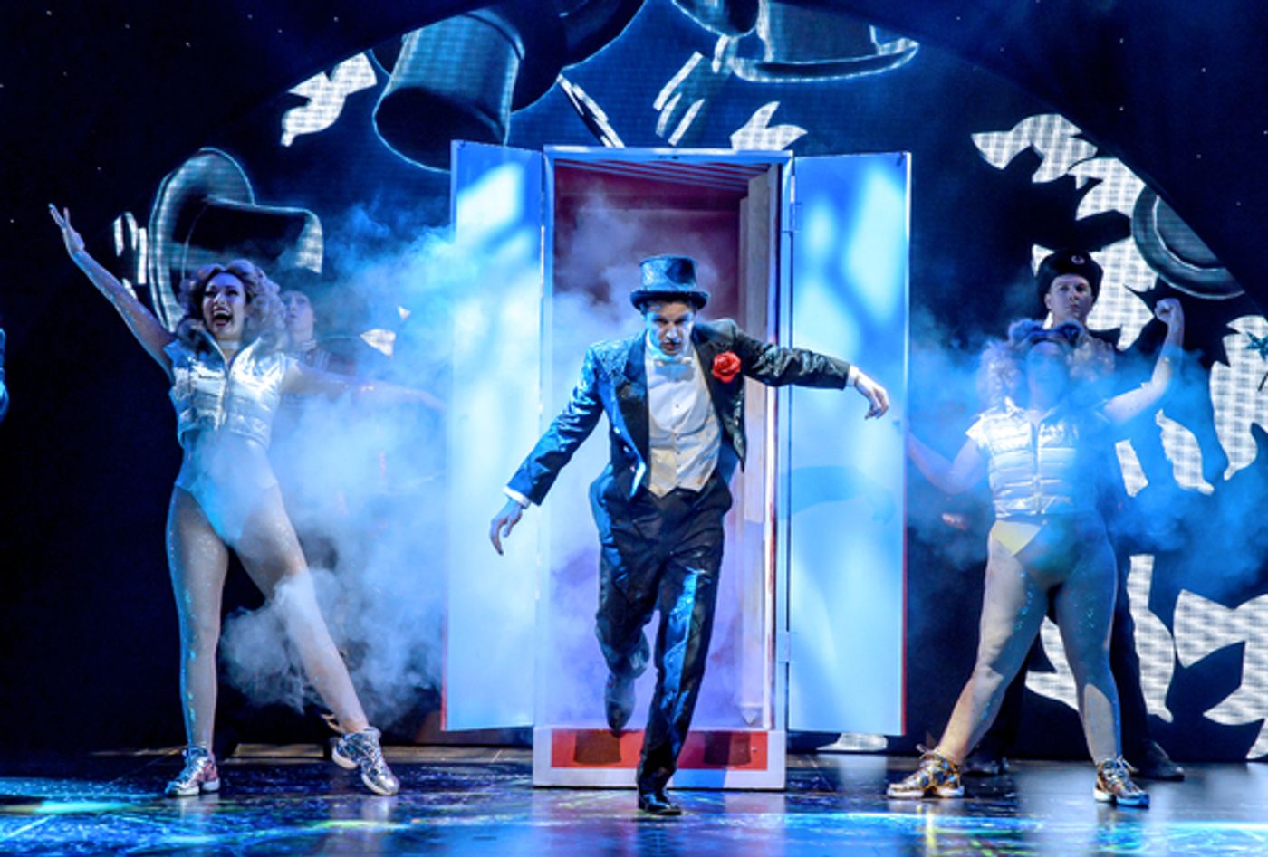 Photo Flash: First Look at MAGIC GOES WRONG at the Vaudeville Theatre  Image