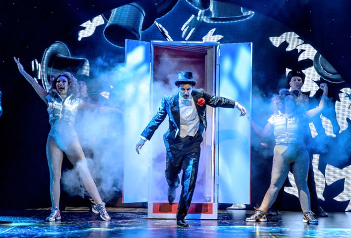 Magic Goes Wrong Production Photo