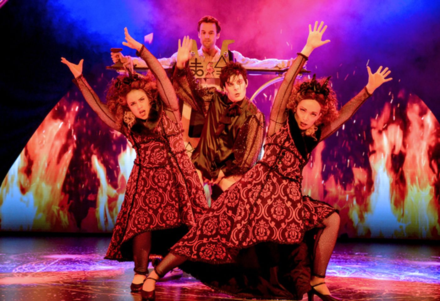 Photo Flash: First Look at MAGIC GOES WRONG at the Vaudeville Theatre  Image