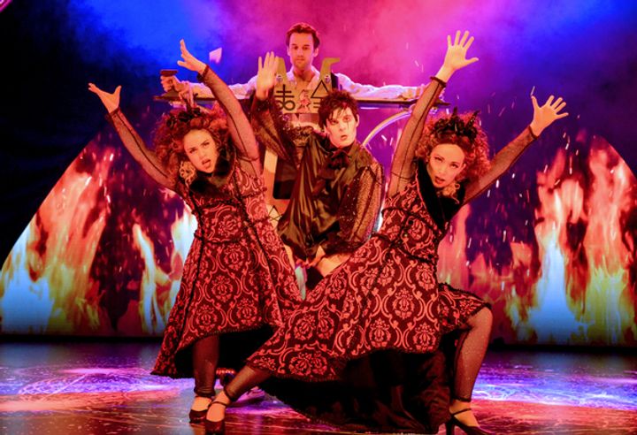 Magic Goes Wrong Production Photo